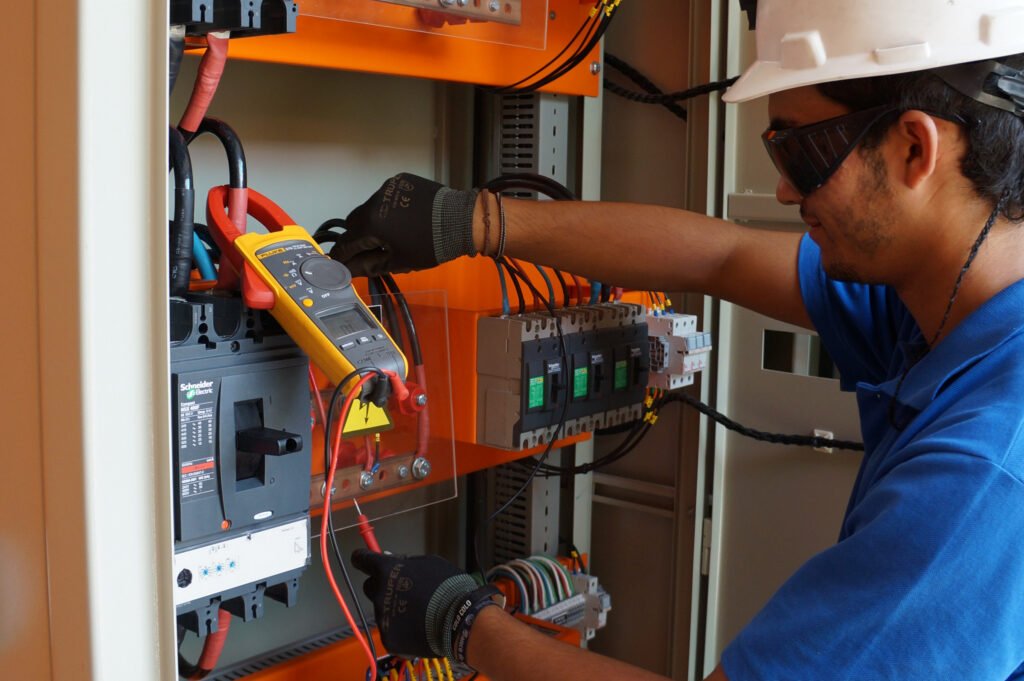 Ingeniero electricista realizando trabajos de mantenimiento eléctrico